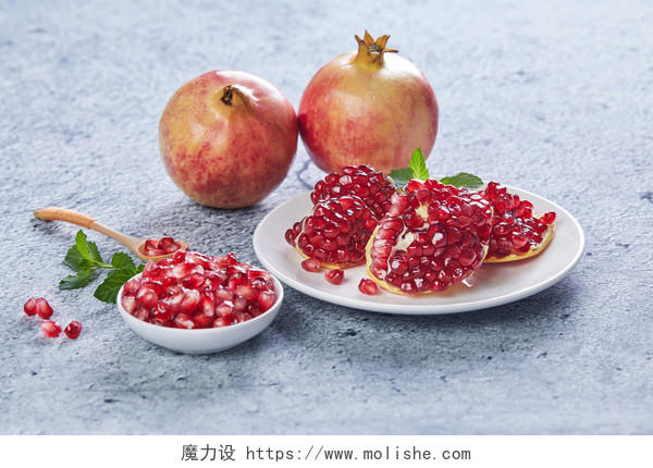 鲜红石榴诱人水果食物背景图片